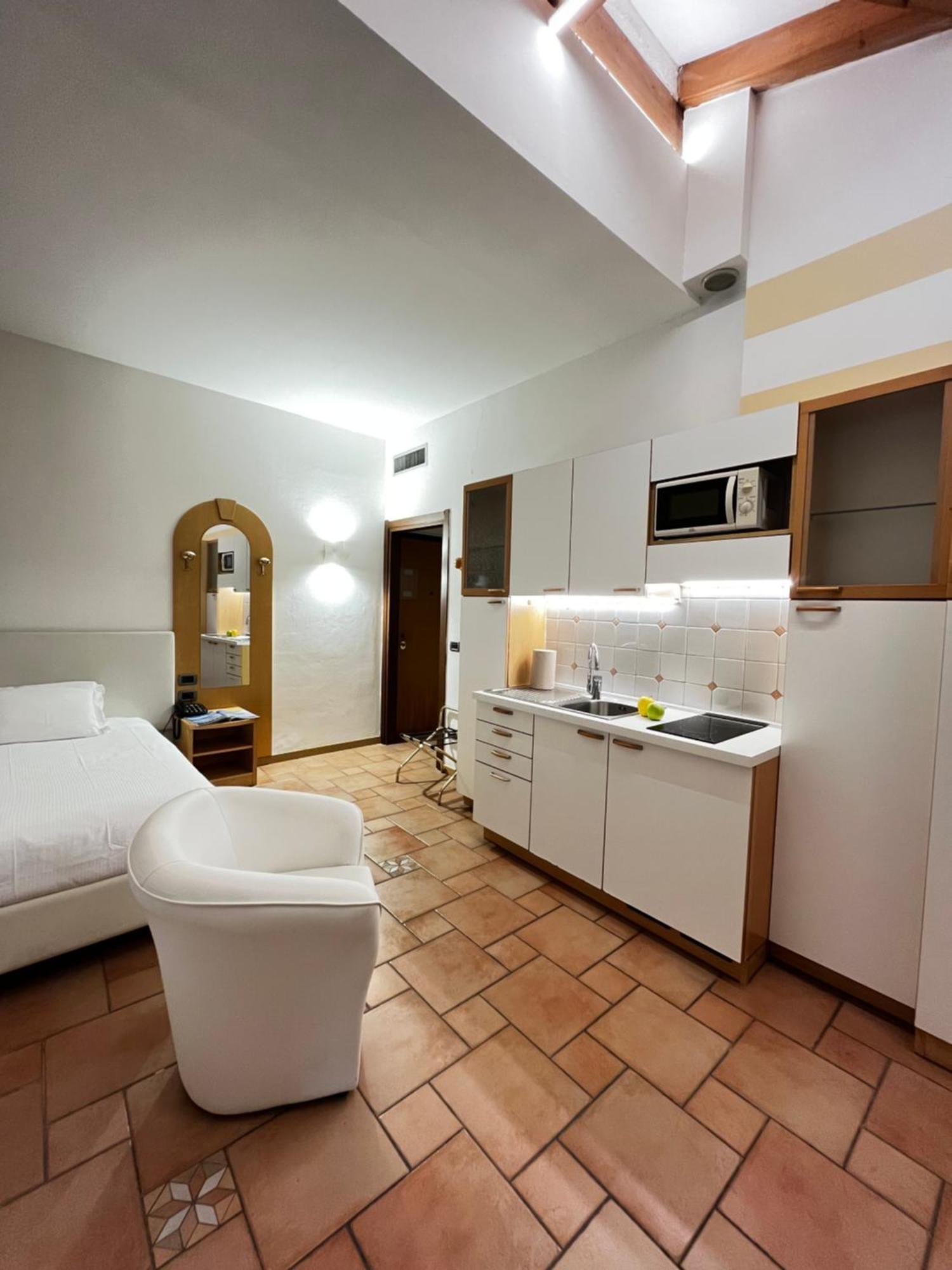 Manci Apartments By Hotel America Тренто Экстерьер фото