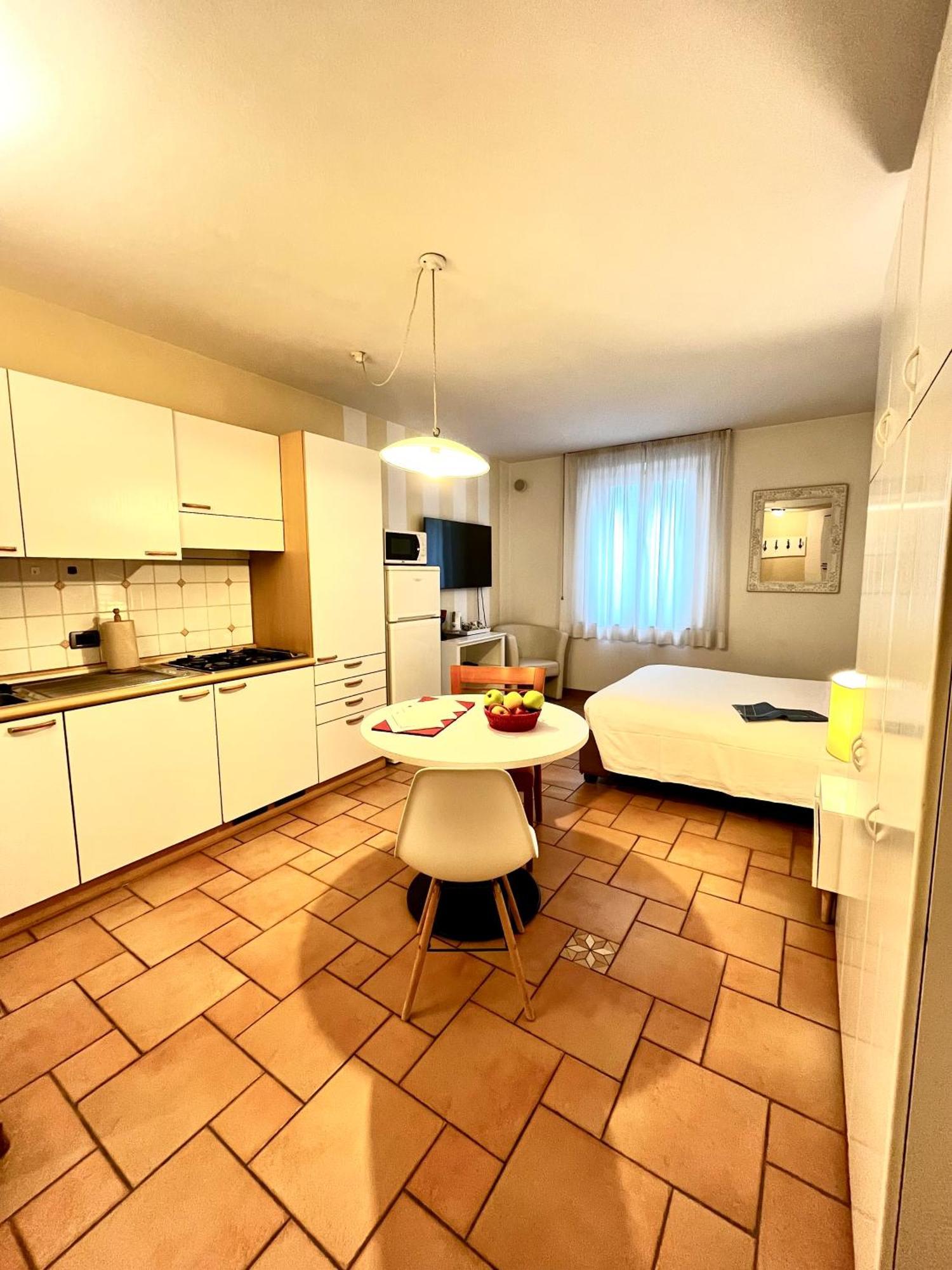 Manci Apartments By Hotel America Тренто Экстерьер фото