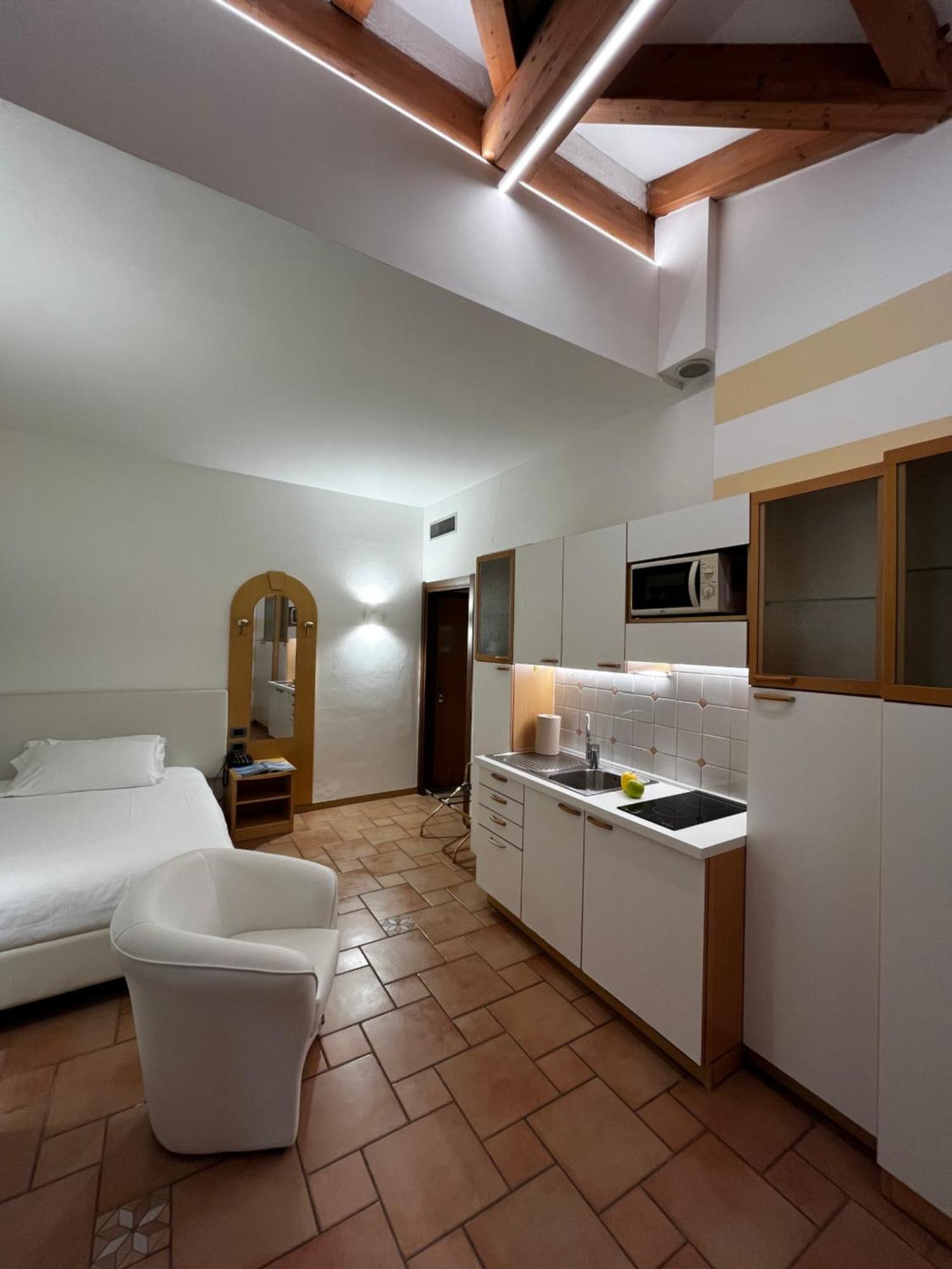 Manci Apartments By Hotel America Тренто Экстерьер фото
